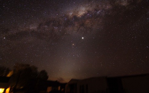 Střed naší Galaxie (i Mléčné dráhy) vynikne především při pohledu z jižních zeměpisných šířek. Například tento portrét byl zhotoven v Jihoafrické republice. Patrné je především souhvězdí Střelce (září v něm jasná planeta Jupiter). Zdroj: Alex Mellinger.